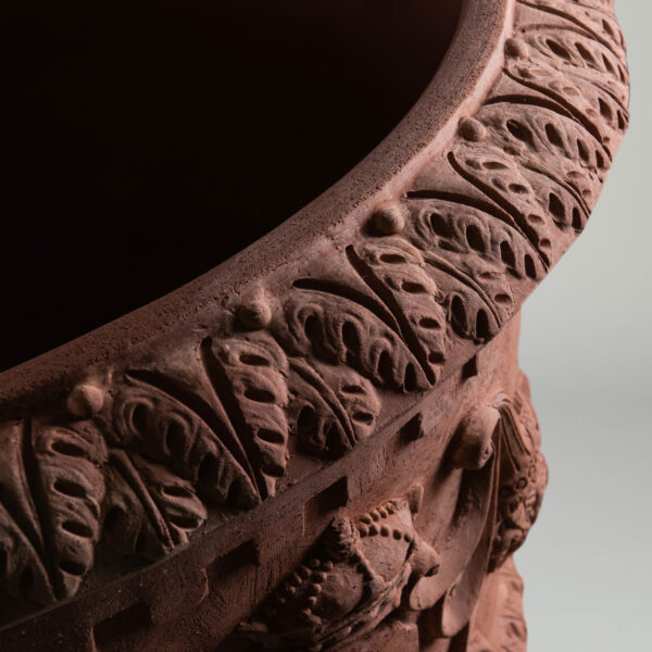 Ornamenti Grand Cosimo Vase with Lion Feet detail